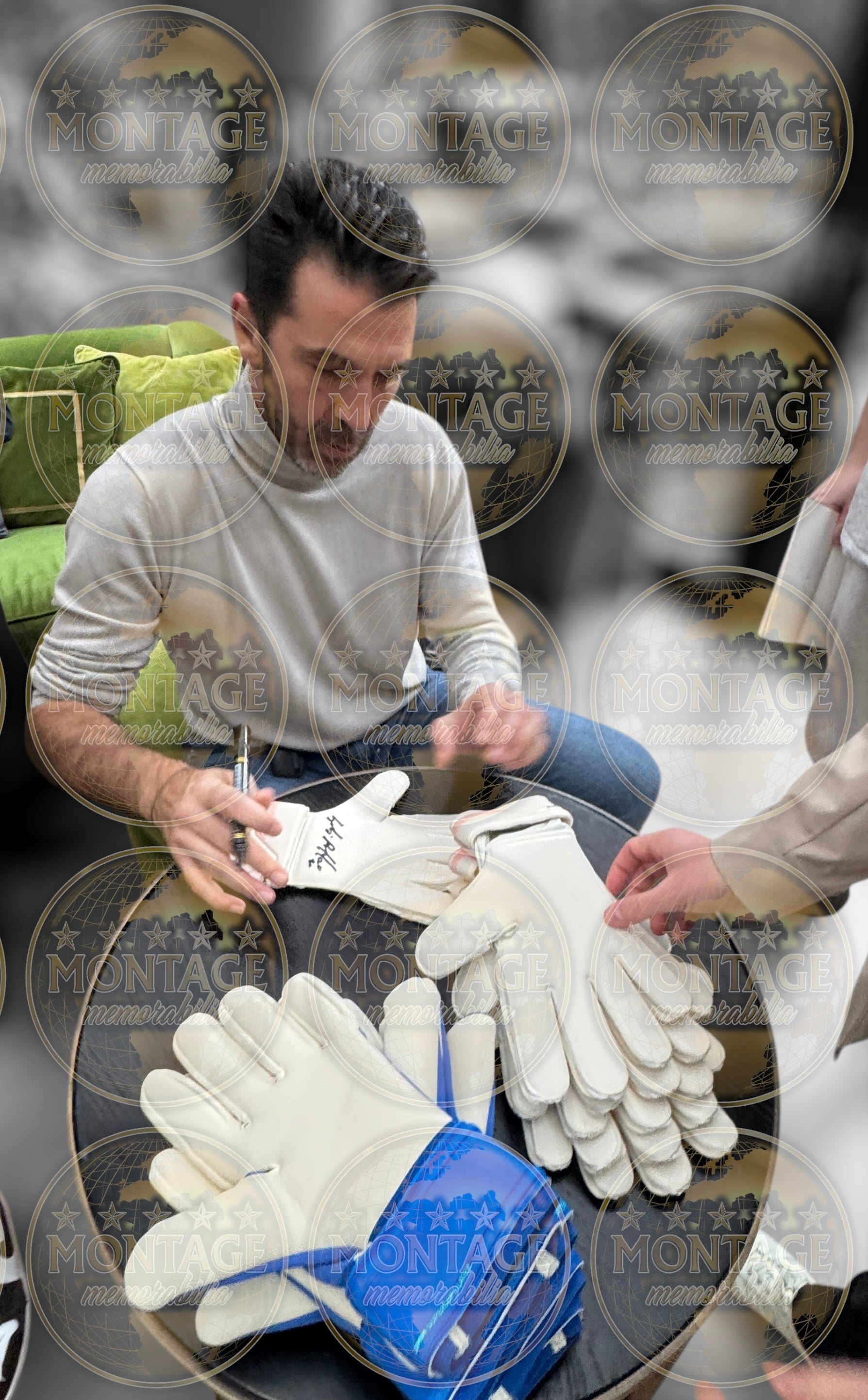 GIANLUIGI BUFFON SIGNED PUMA WHITE GOALKEEPER GLOVE R (AFTAL AUTHENTICATED)