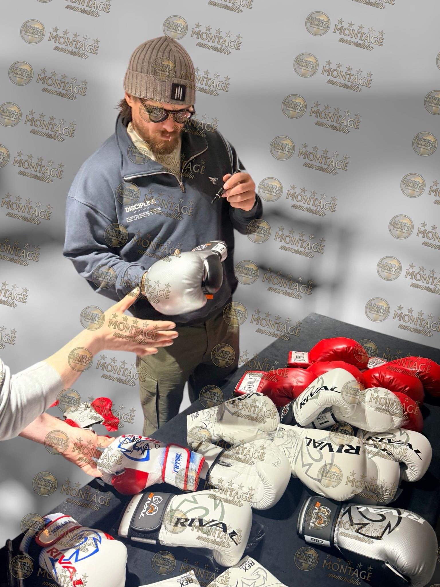 OLEKSANDR USYK SIGNED SILVER RIVAL BOXING GLOVE UNDISPUTED CHAMP (ACG CERT AG18902)