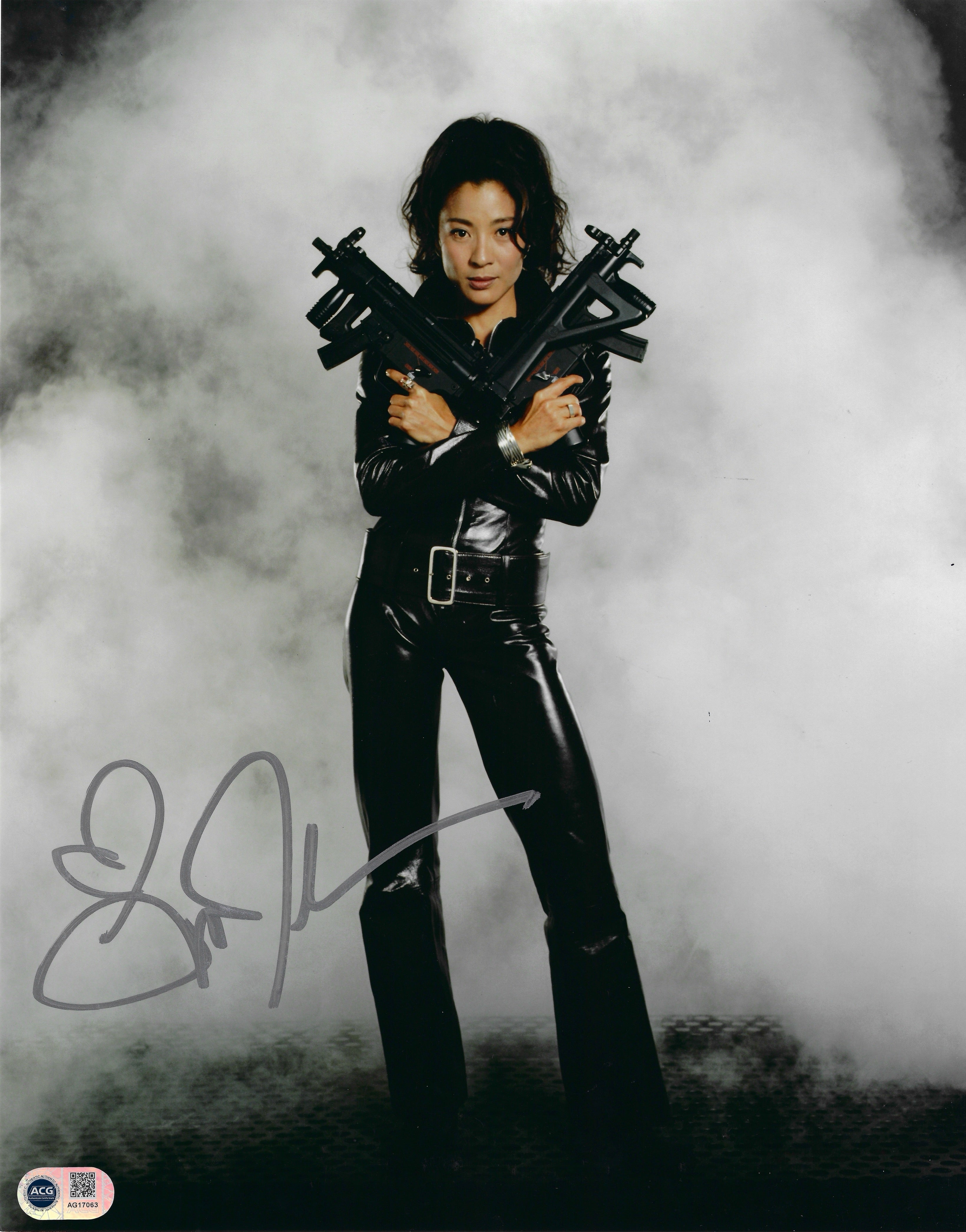 MICHELLE YEOH SIGNED BOND TOMORROW NEVER DIES 14x11 PHOTO (ACG CERT AG17063)