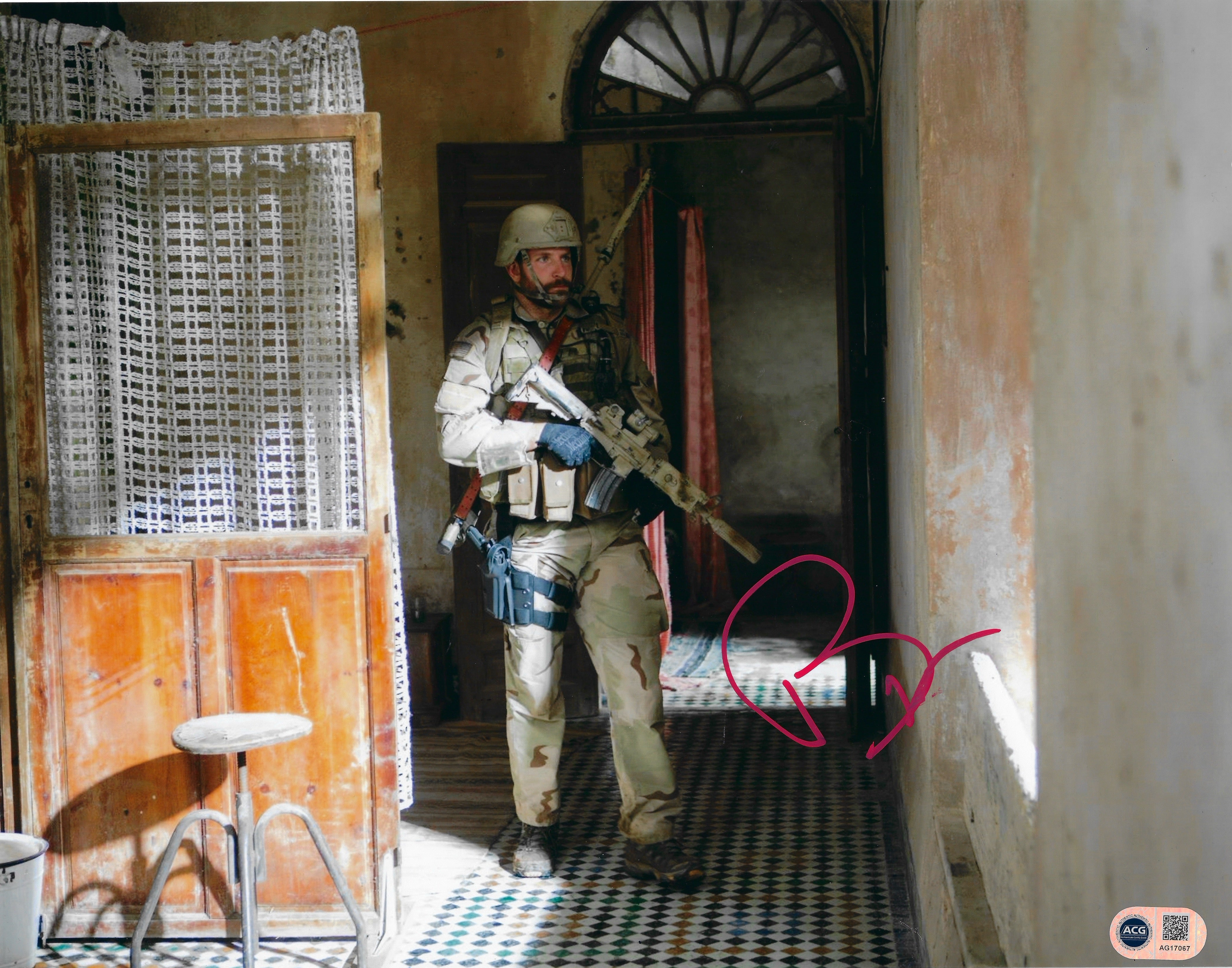 BRADLEY COOPER SIGNED 14x11 PHOTO AMERCAN SNIPER (ACG AG17067)