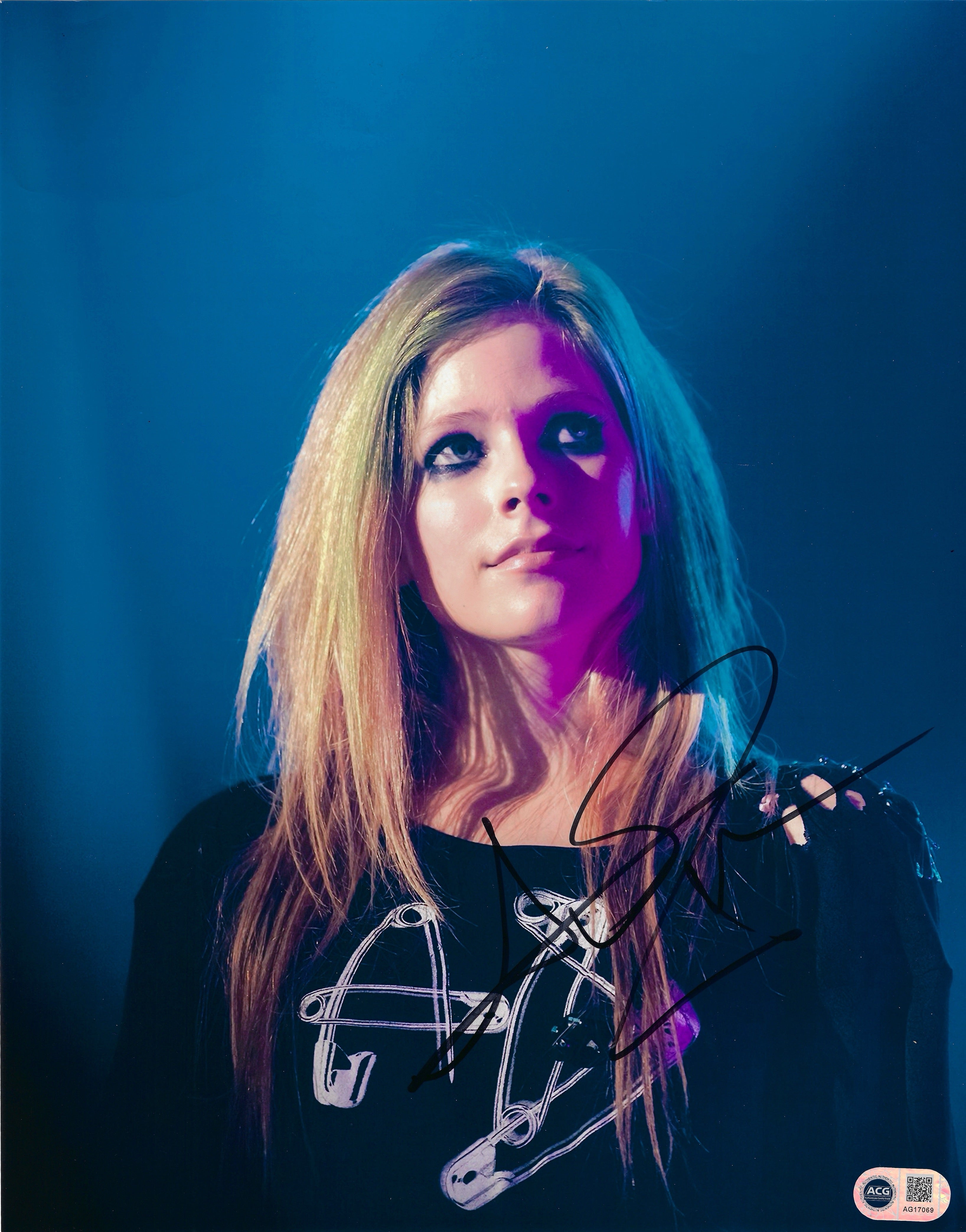 AVRIL LAVIGNE SIGNED 14x11 SK8ER BOI PHOTOGRAPH (ACG CERT AG17069)