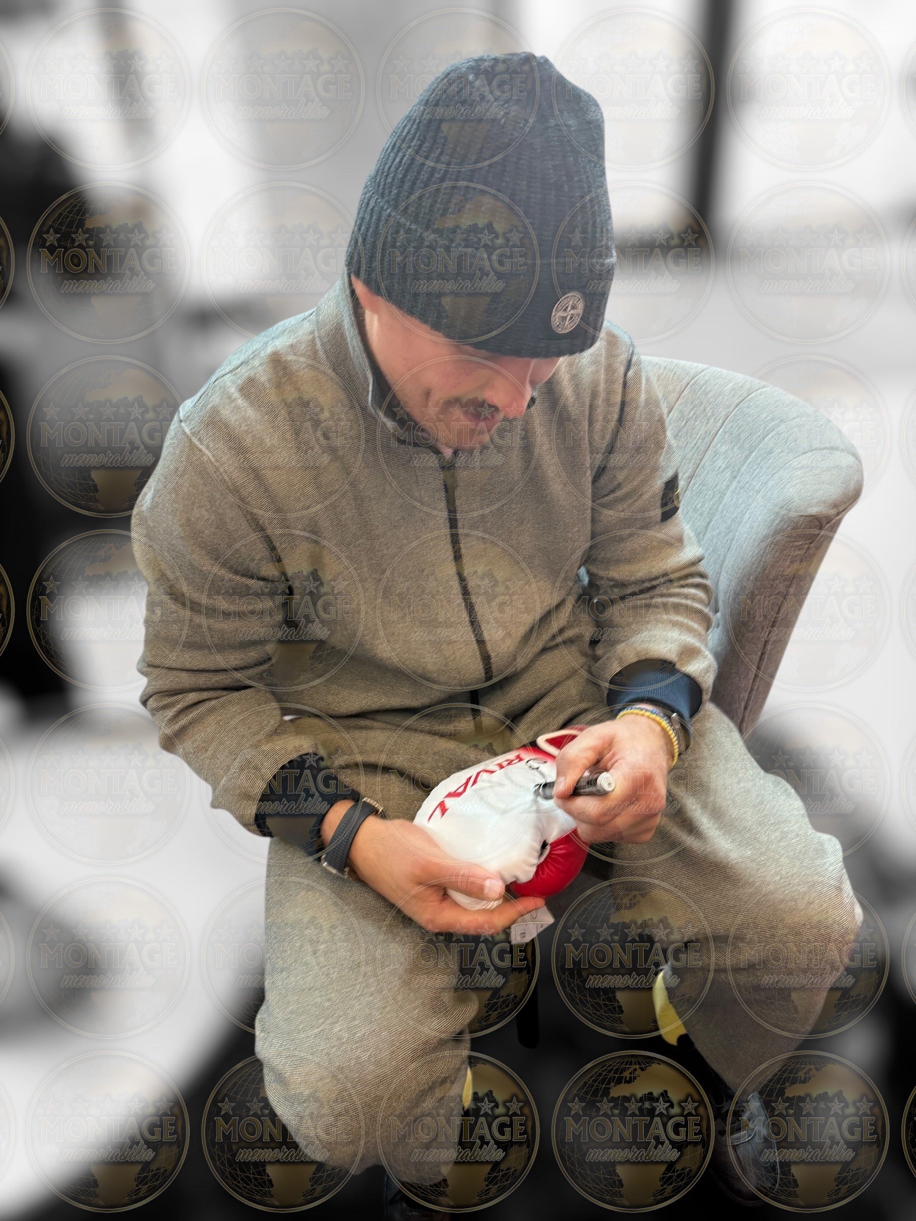 OLEKSANDR USYK SIGNED MID RIVAL WHITE BOXING GLOVE UNDISPUTED (ACG CERT AG17001)