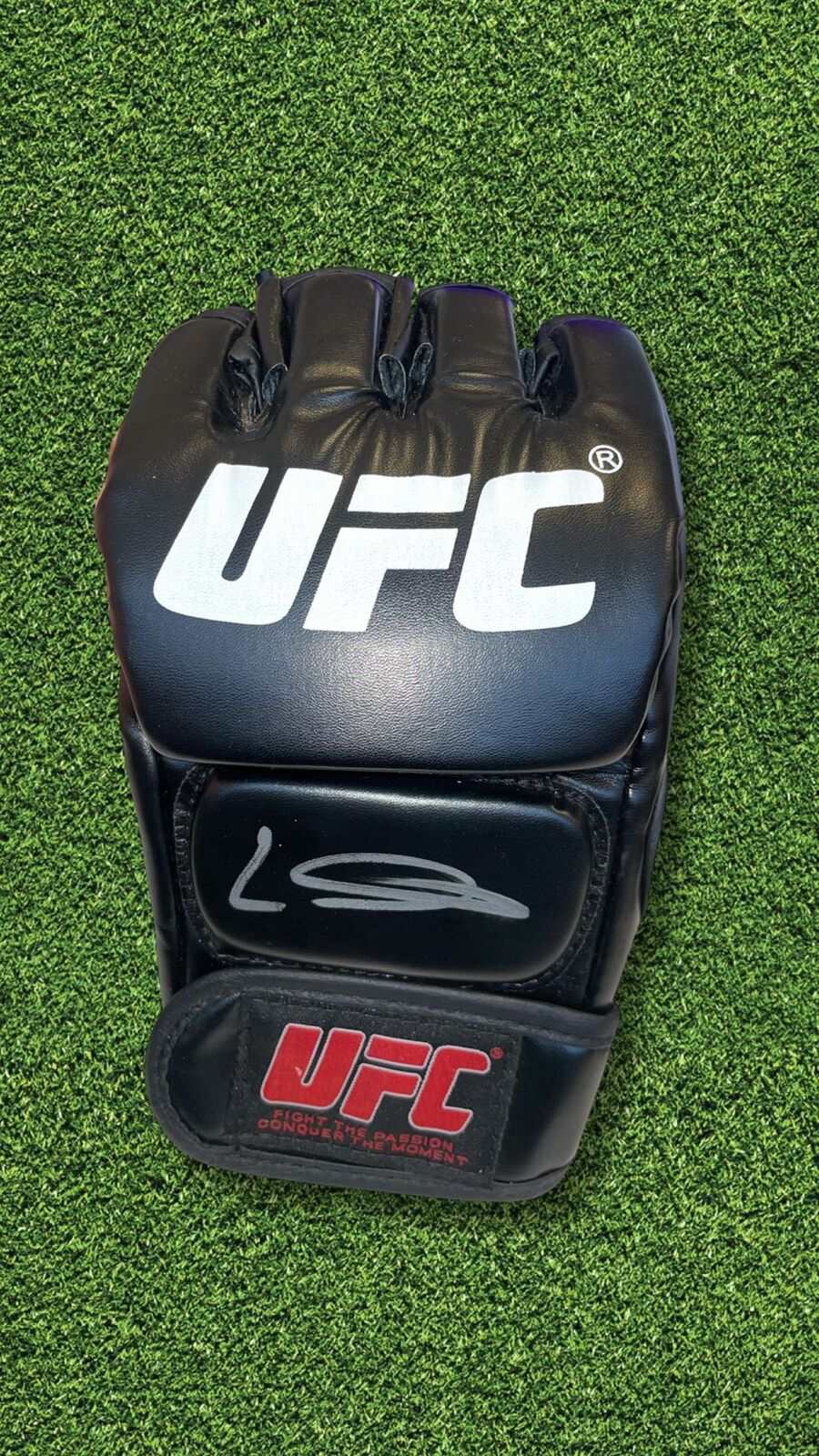 LEON 'ROCKY' EDWARDS SIGNED UFC AUTOGRAPH FIGHT GLOVE (AFTAL COA)