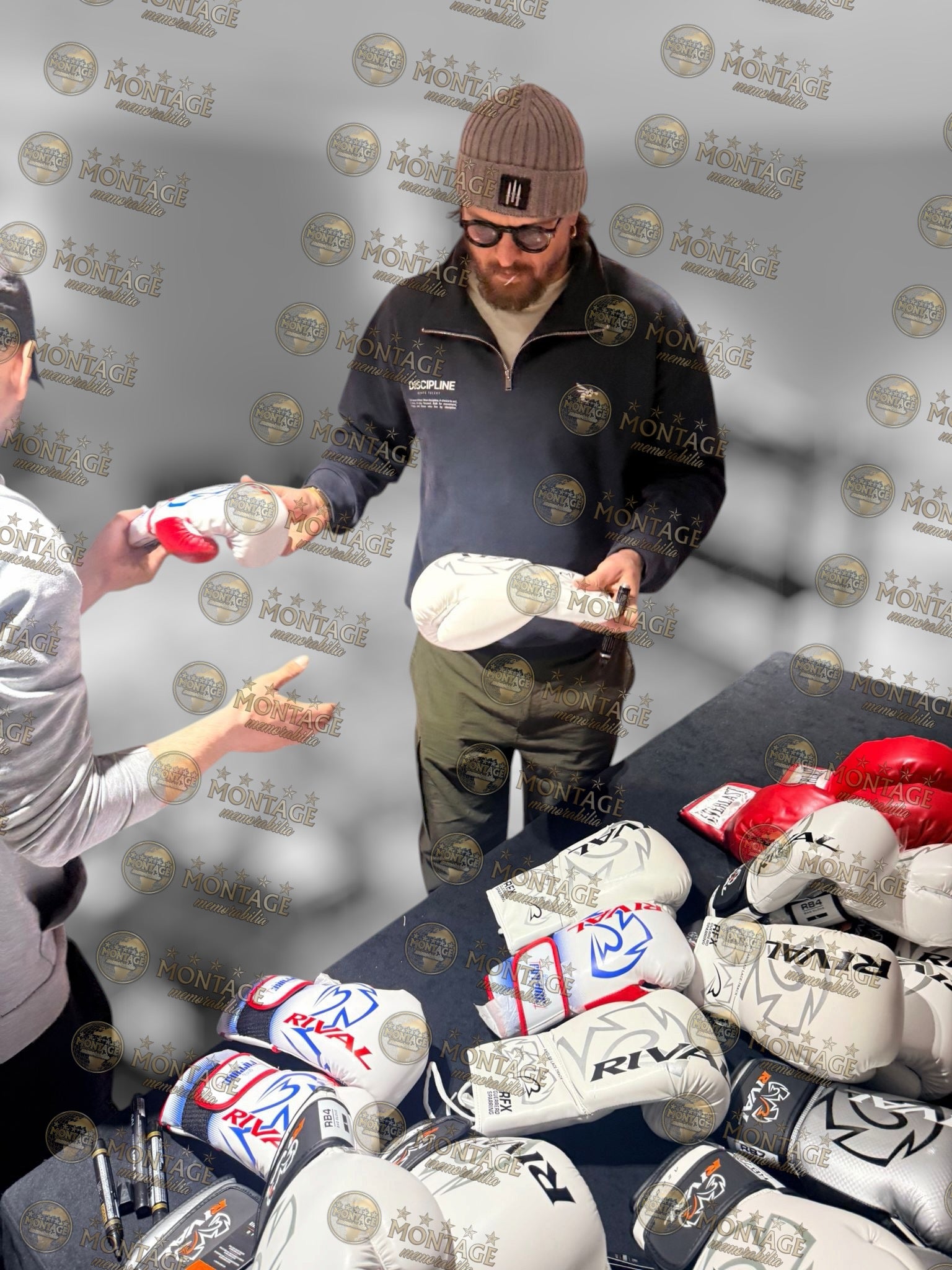 OLEKSANDR USYK SIGNED SILVER RIVAL BOXING GLOVE UNDISPUTED CHAMP (ACG CERT AG18902)