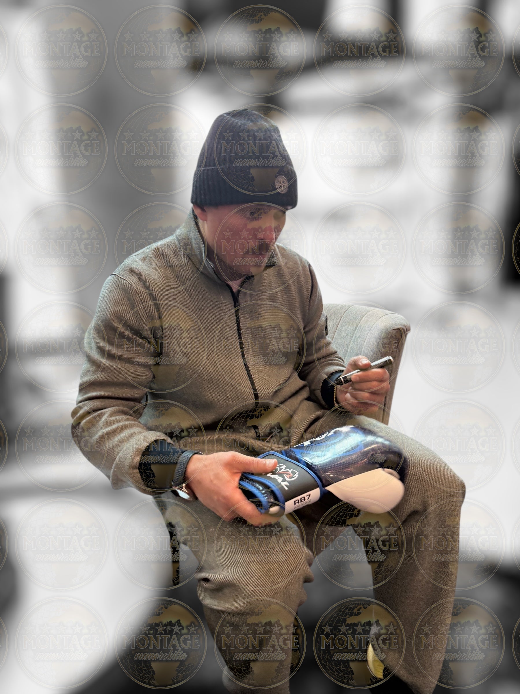 OLEKSANDR USYK SIGNED RIVAL BLUE BOXING GLOVE UNDISPUTED CHAMP (ACG CERT AG17003)
