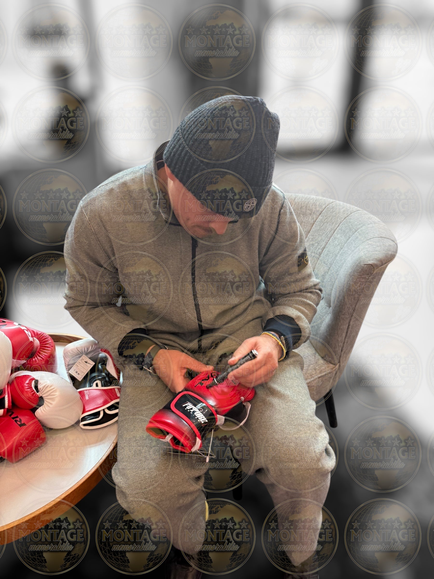 OLEKSANDR USYK SIGNED MID RIVAL RED BOXING GLOVE UNDISPUTED (ACG CERT AG16996)