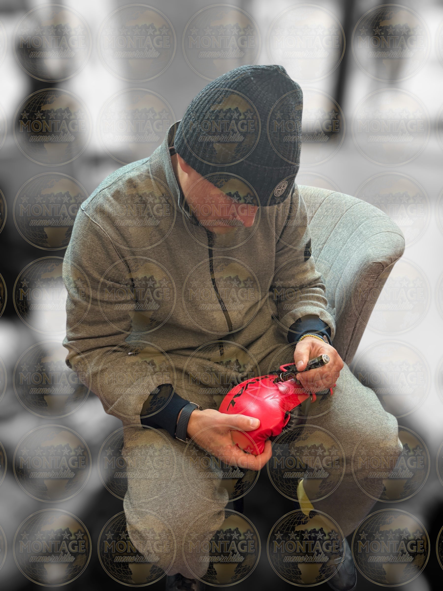 OLEKSANDR USYK SIGNED MID RIVAL RED BOXING GLOVE UNDISPUTED (ACG CERT AG16996)