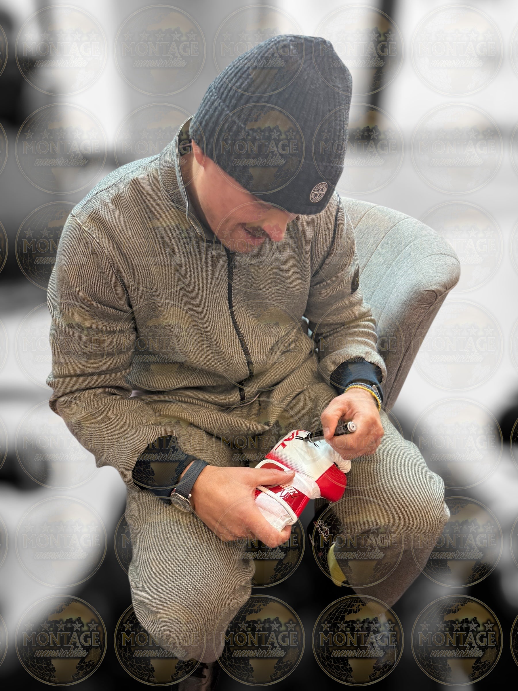OLEKSANDR USYK SIGNED MID RIVAL WHITE BOXING GLOVE UNDISPUTED (ACG CERT AG17001)
